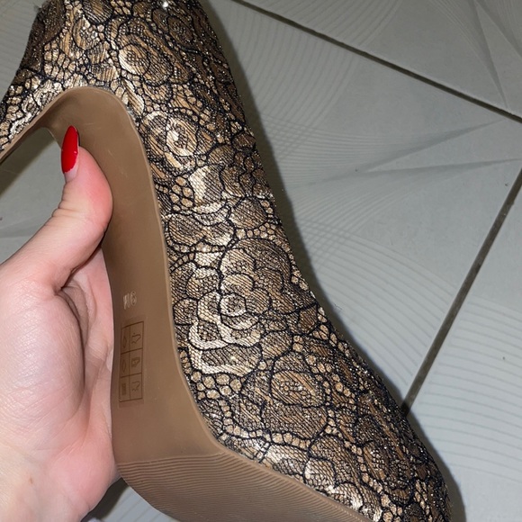 NEW Le Chateau Gold and Black Mesh 4.5” High Heels - Picture 8 of 10